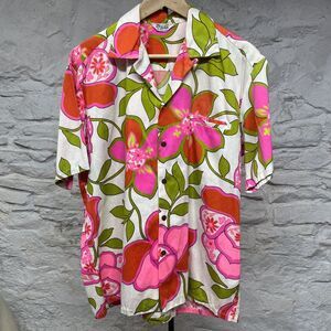 Lauhala Hawaiian Camp Shirt Loop Collar Welt Pocket Pink Flowers